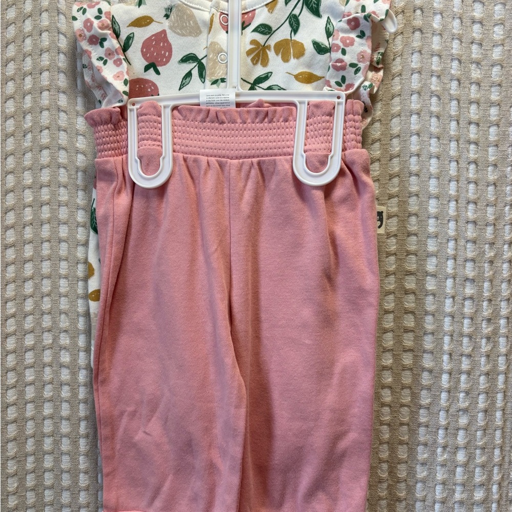 Rabbit & Bear Organic Strawberry Print Baby Set - Picture 4 of 6